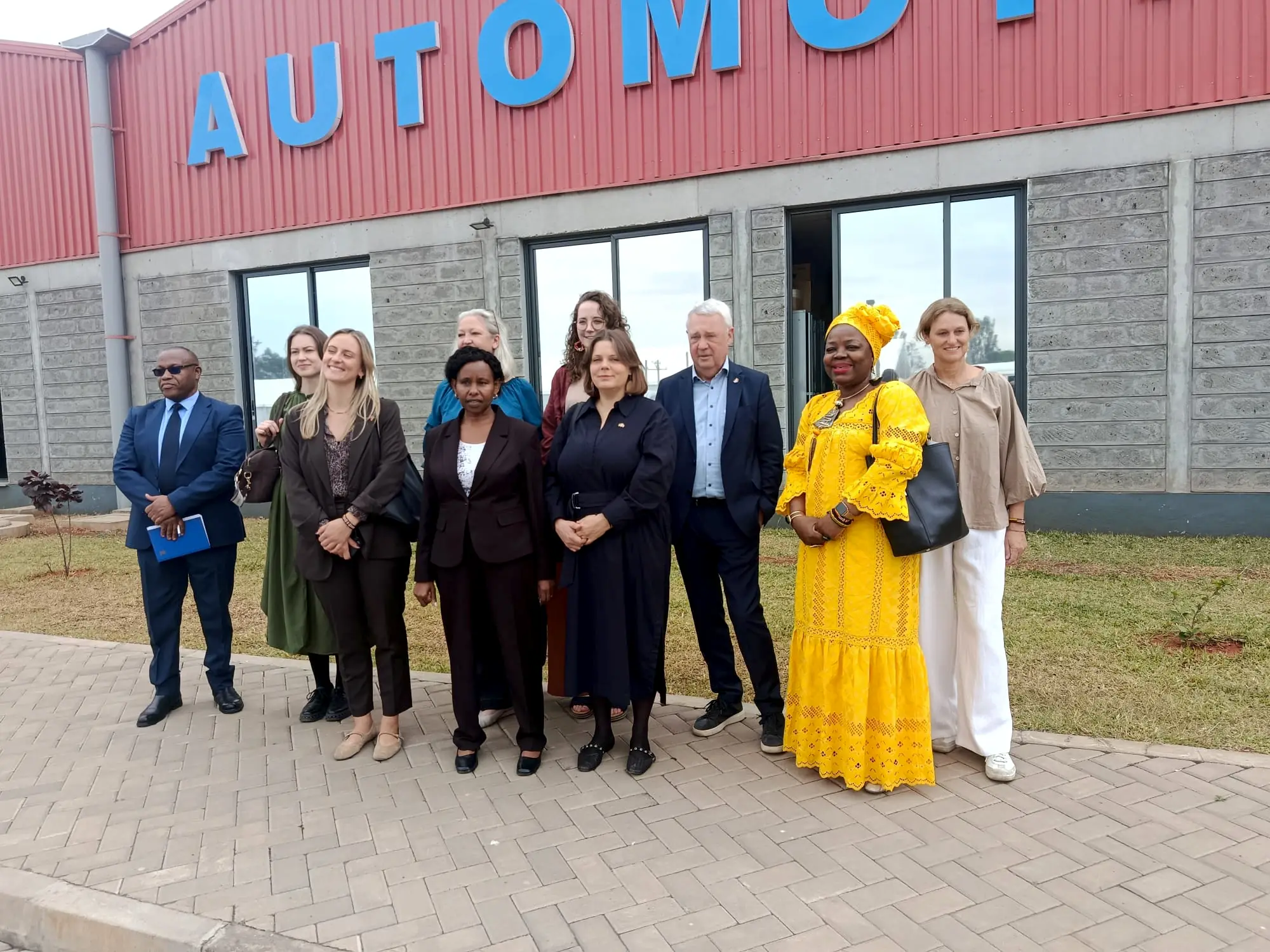 Deutsch-kenianische Delegation mit DK Zuvis vor der Automotive-Werkstatt des Nairobi National Polytechnic