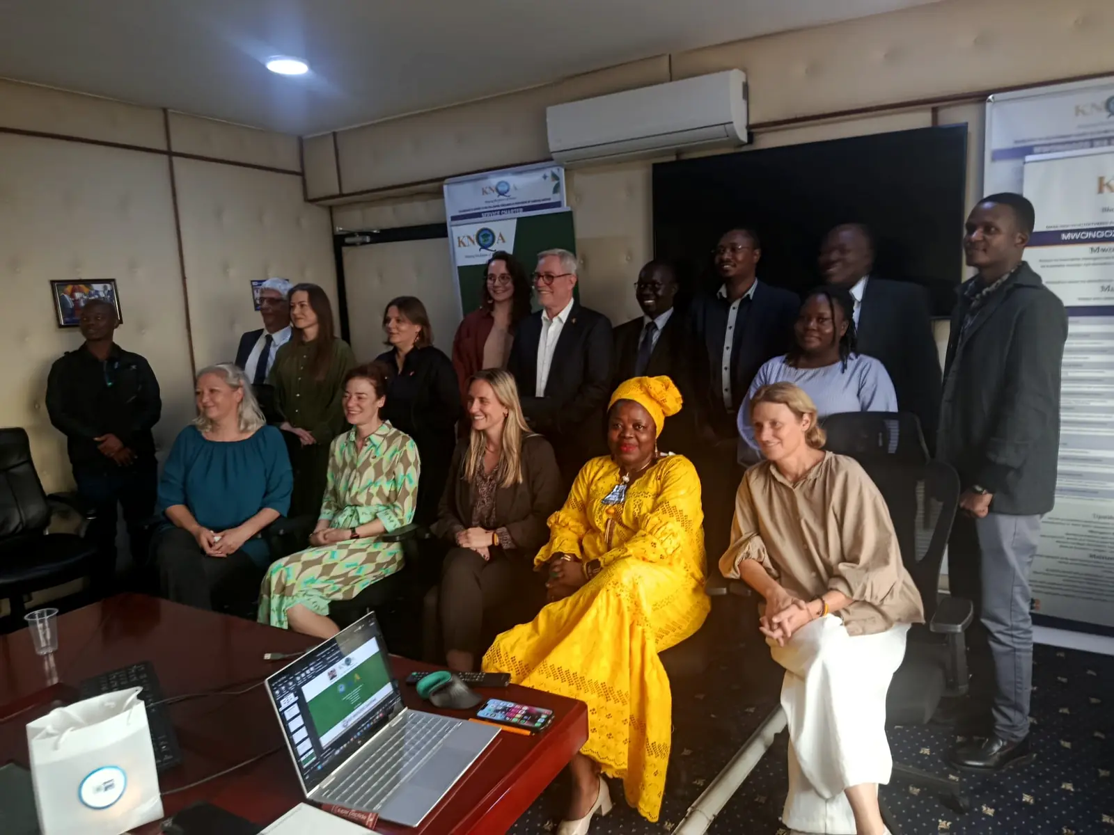 Delegation und Gastgeber im Konferenzraum der Kenya National Qualifications Authority (KNQA)