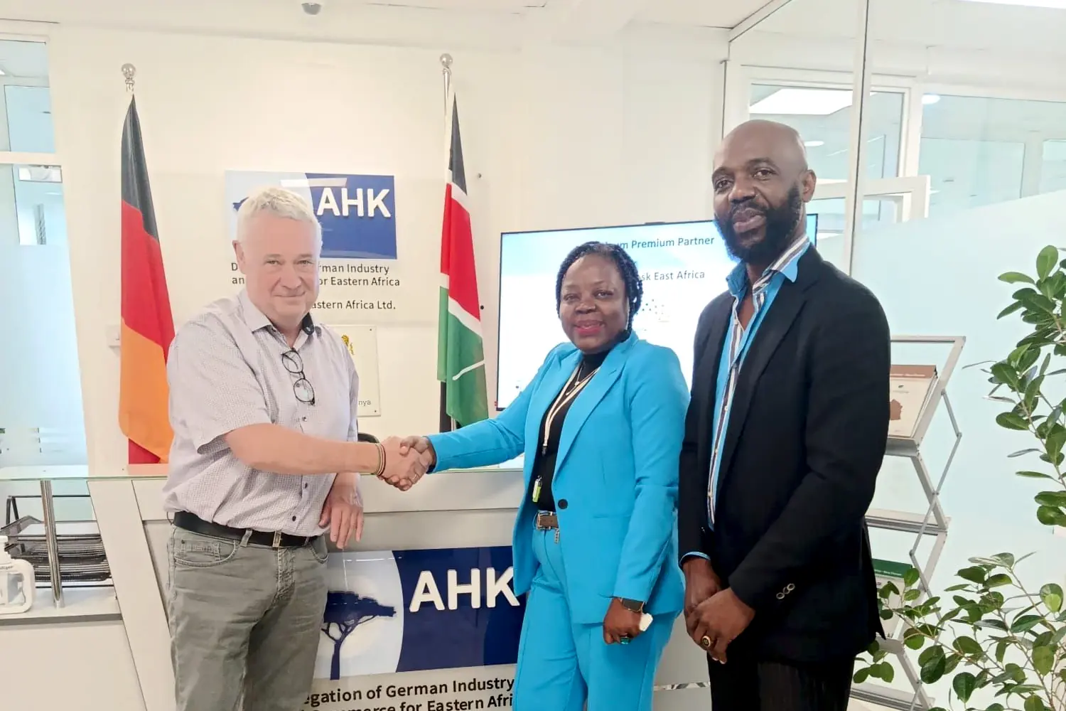 Handschlag bei der AHK Ostafrika in Nairobi vor deutscher und kenianischer Flagge
