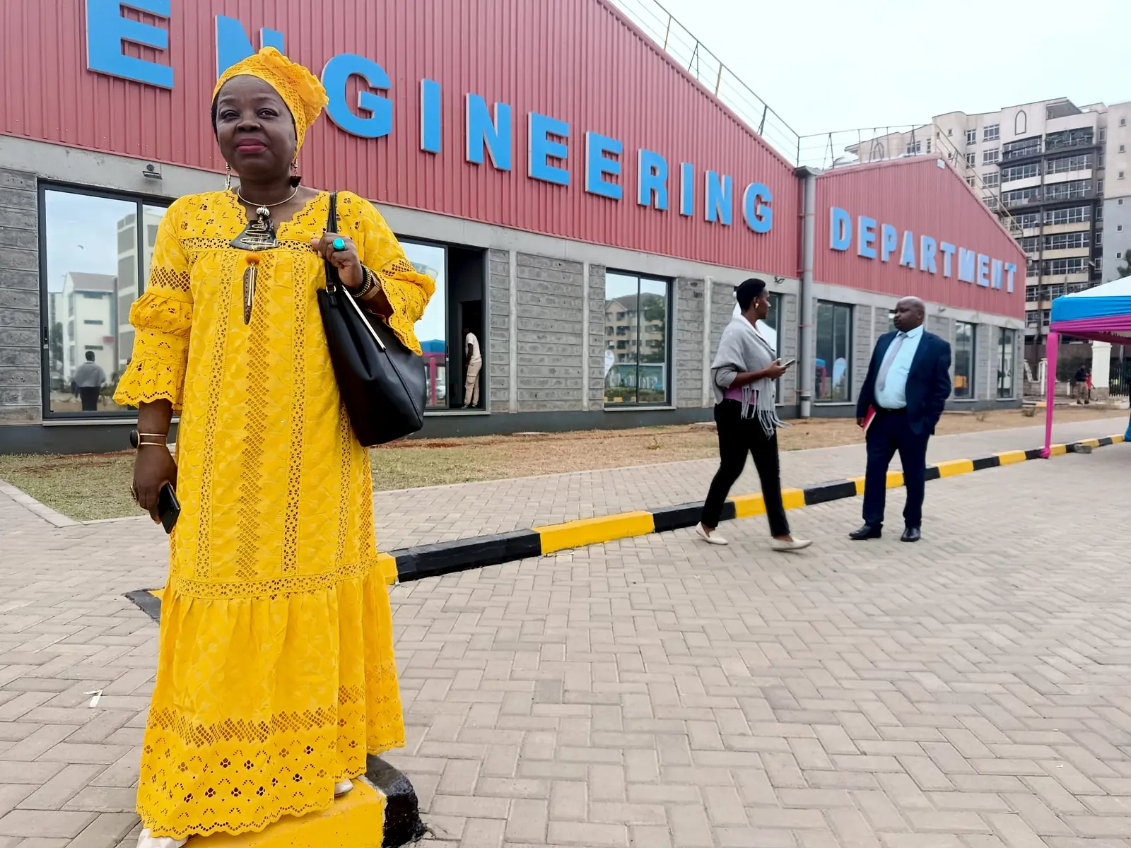 Lea Maffengang vor dem Engineering Department des Nairobi National Polytechnic