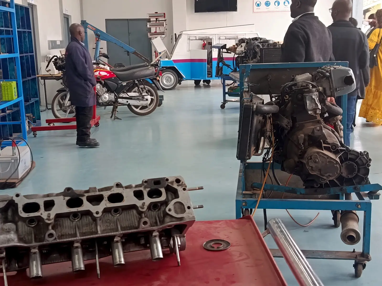 Motoren und Zylinderköpfe als Lehrmaterial in der Werkstatt des Nairobi National Polytechnic